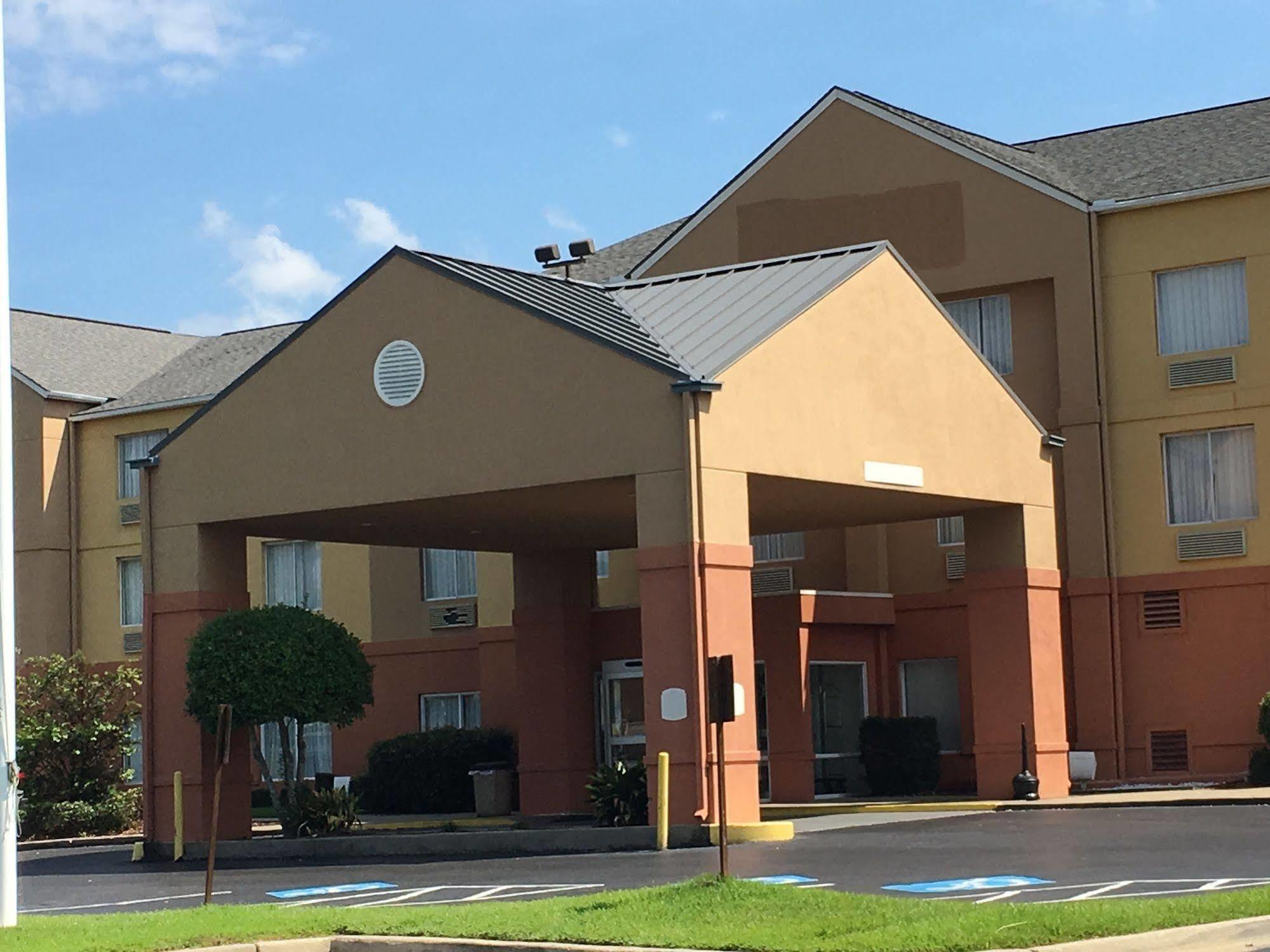 Red Roof Inn & Suites Vicksburg Exterior photo
